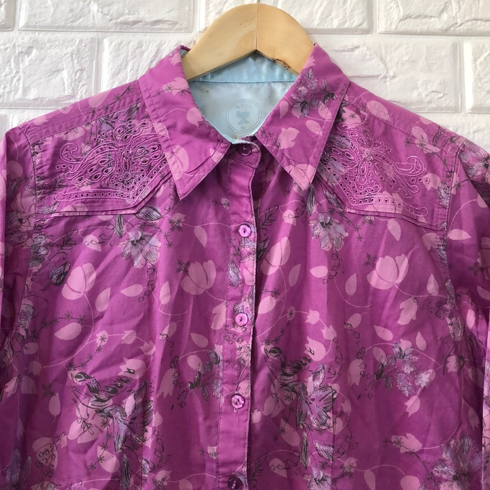 Ultra Twenty X lilac embroidered shoulder‎ button